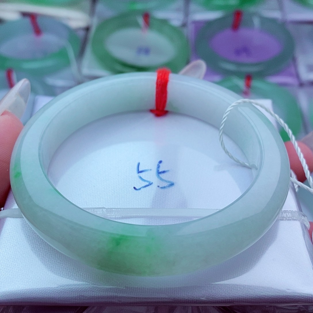 翡翠手镯未镶嵌白底带果阳绿洒金正圈（228编）