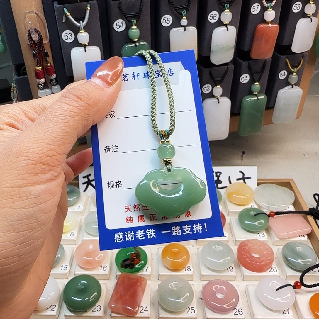石英质玉未镶嵌颈饰