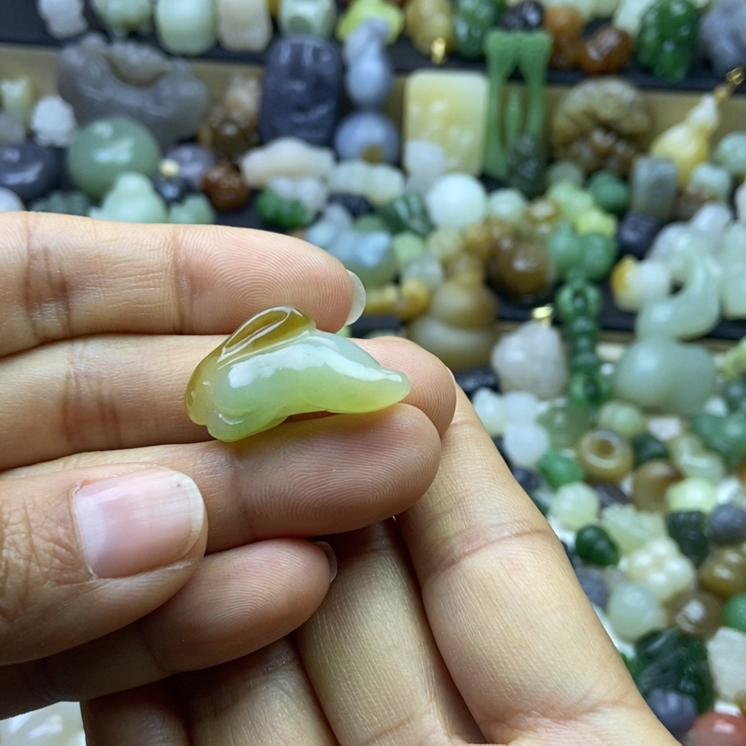 呵***呵和田玉未镶嵌颈饰