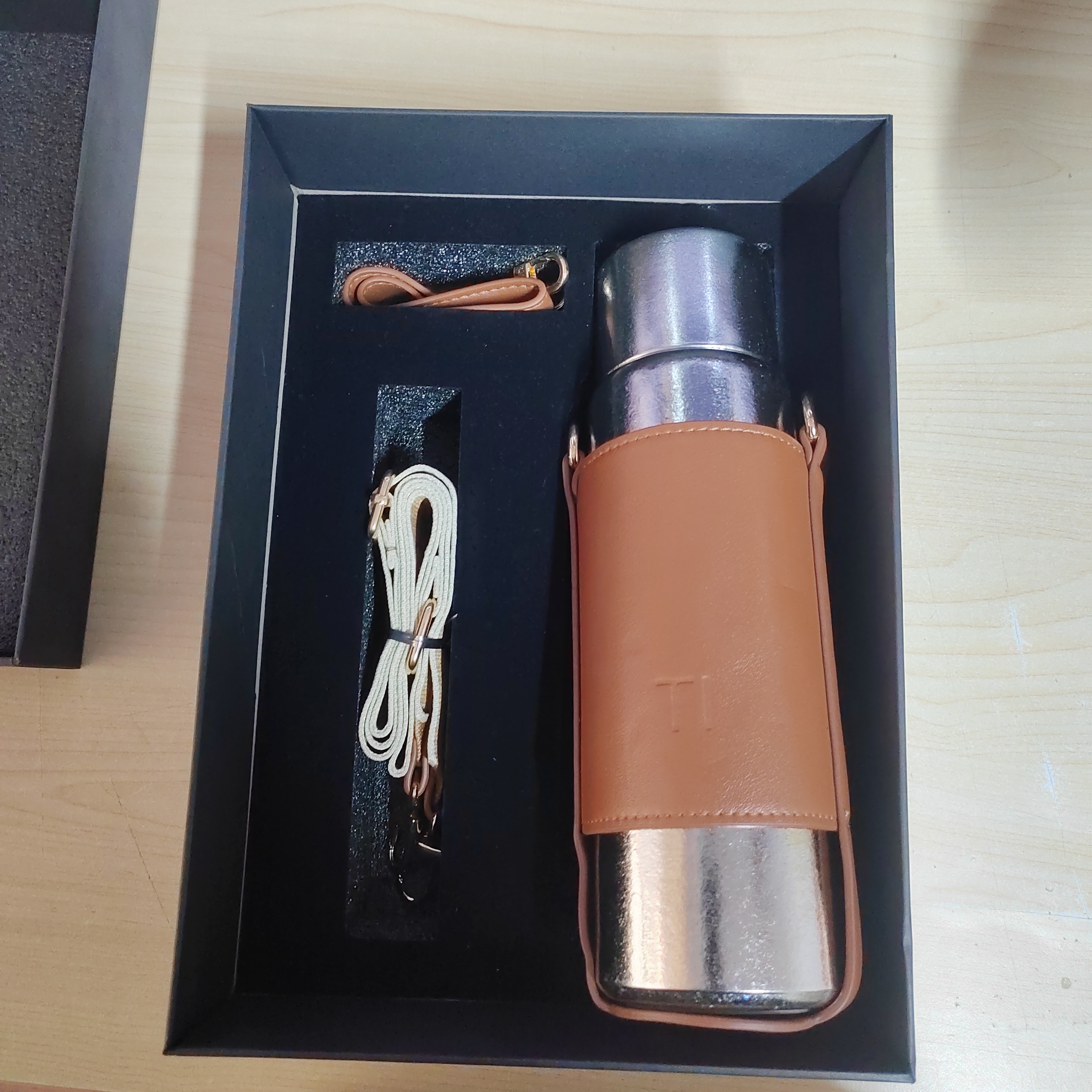 600ml背带保温杯（个别轻微划痕）