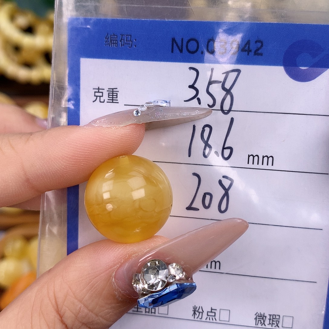 蜜蜡未镶嵌珠宝奇石