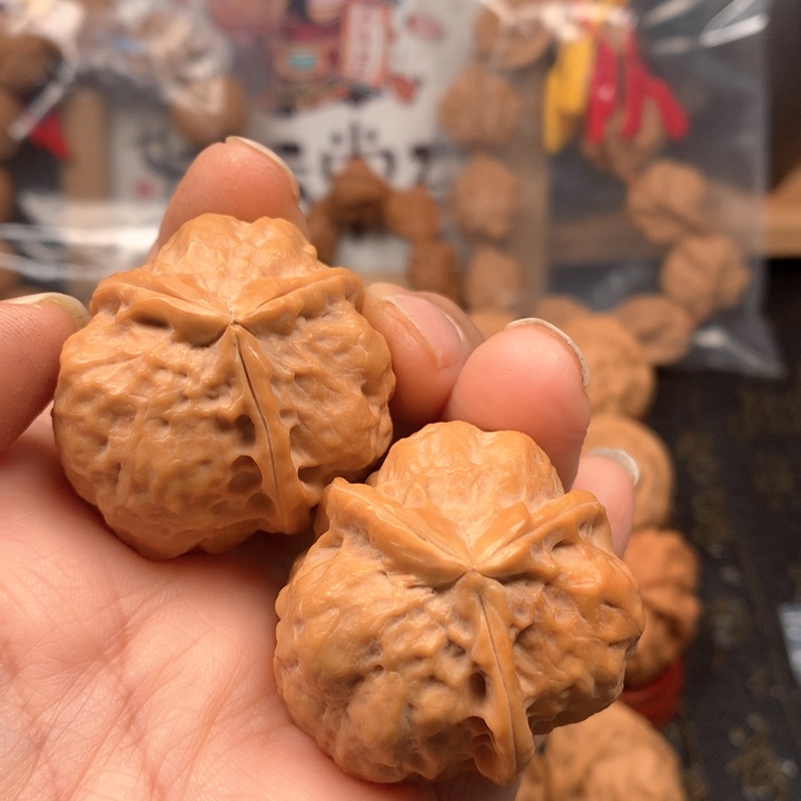 桃核把件水晶三棱