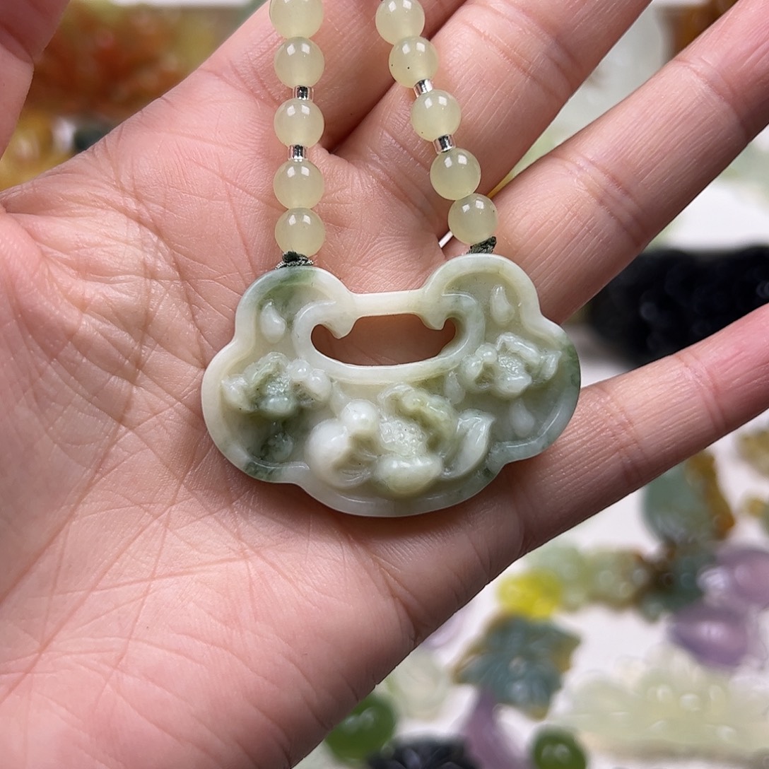 蛇纹石玉未镶嵌颈饰