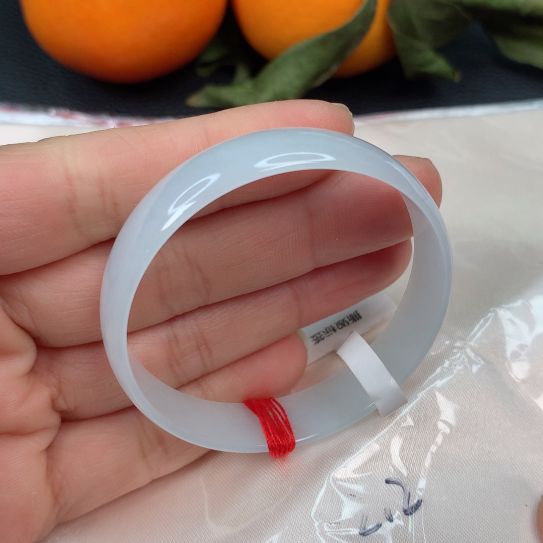 翡翠手镯未镶嵌…………