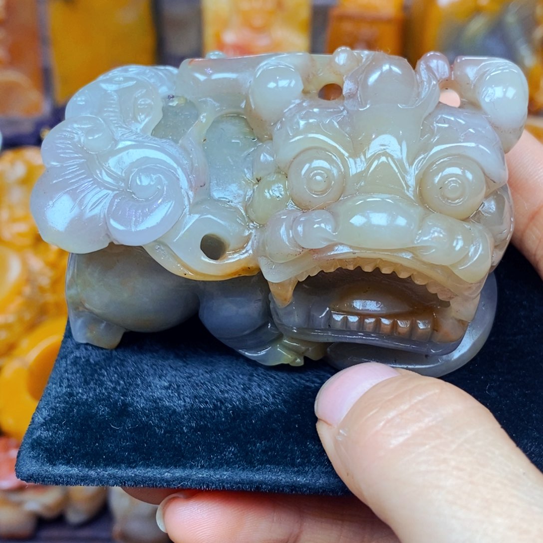 未镶嵌石英质玉（黄龙玉）颈饰
