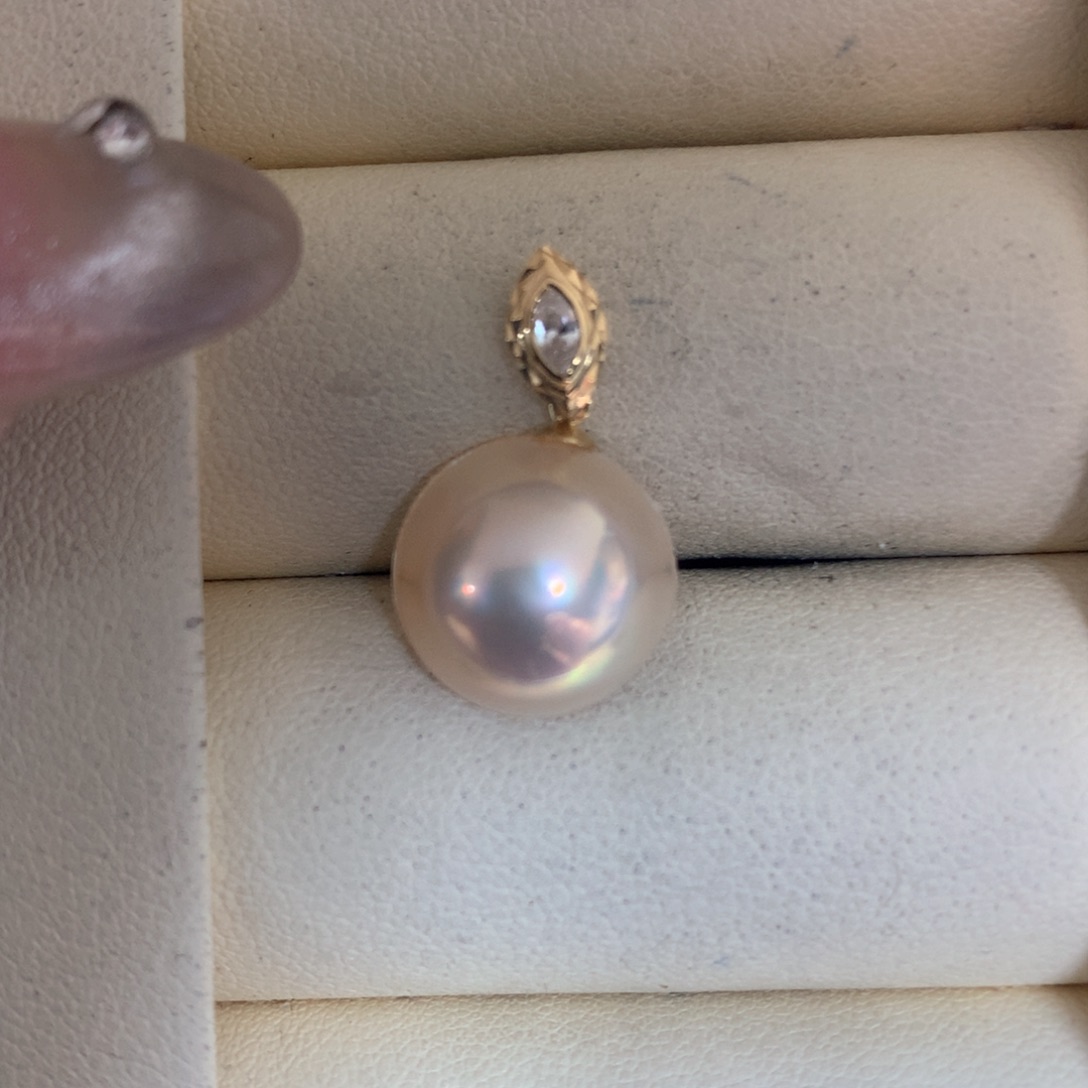 拼合珍珠（马贝珠）颈饰18K金镶嵌