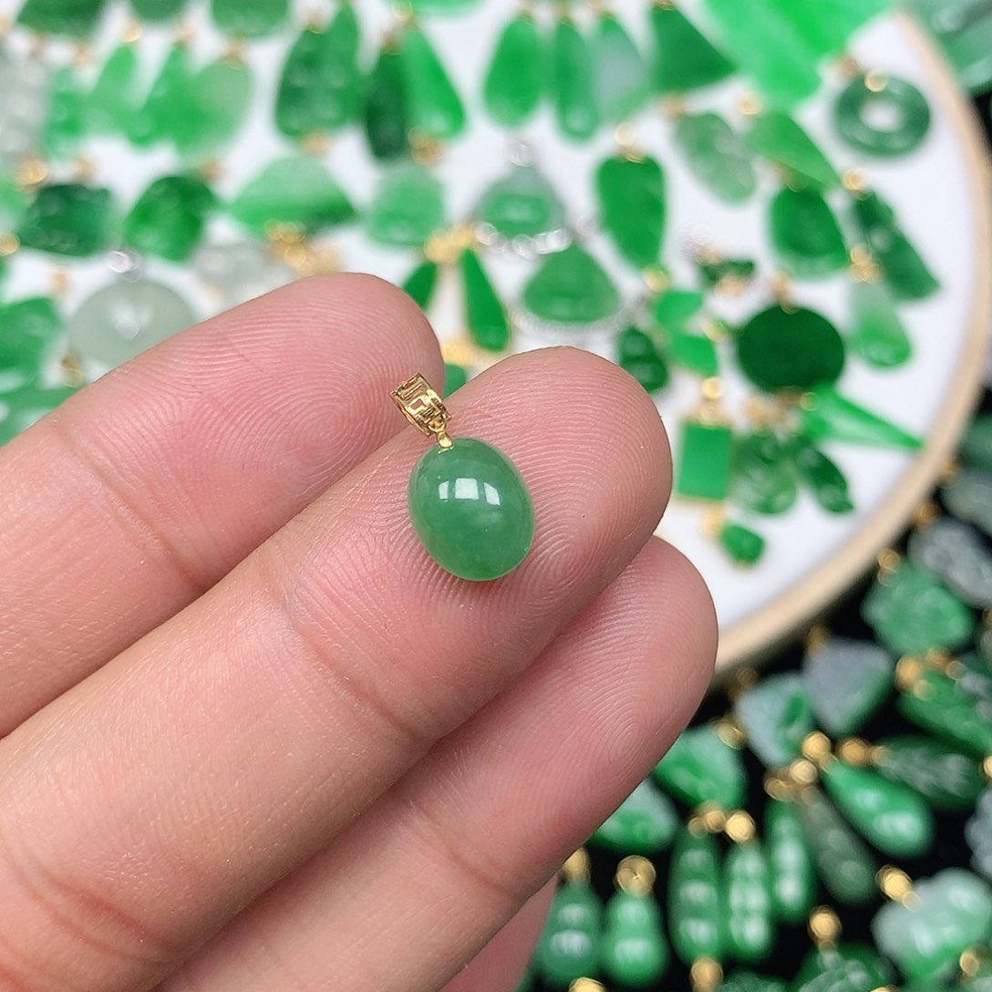 翡翠配石18K金扣 小巧精美满绿小蛋面