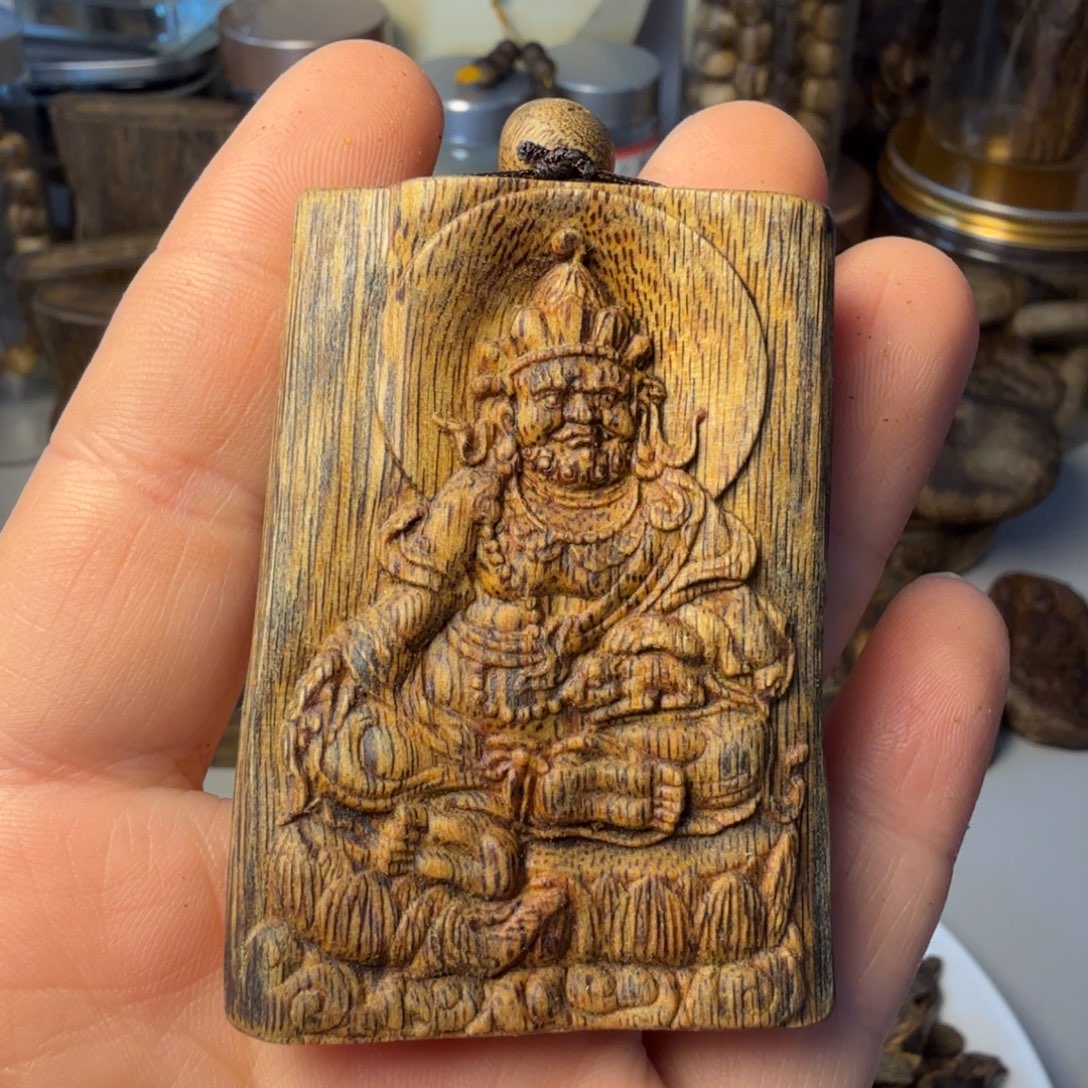 沉香枕沉香海南老白棋黄财神雕刻带绳19.7克