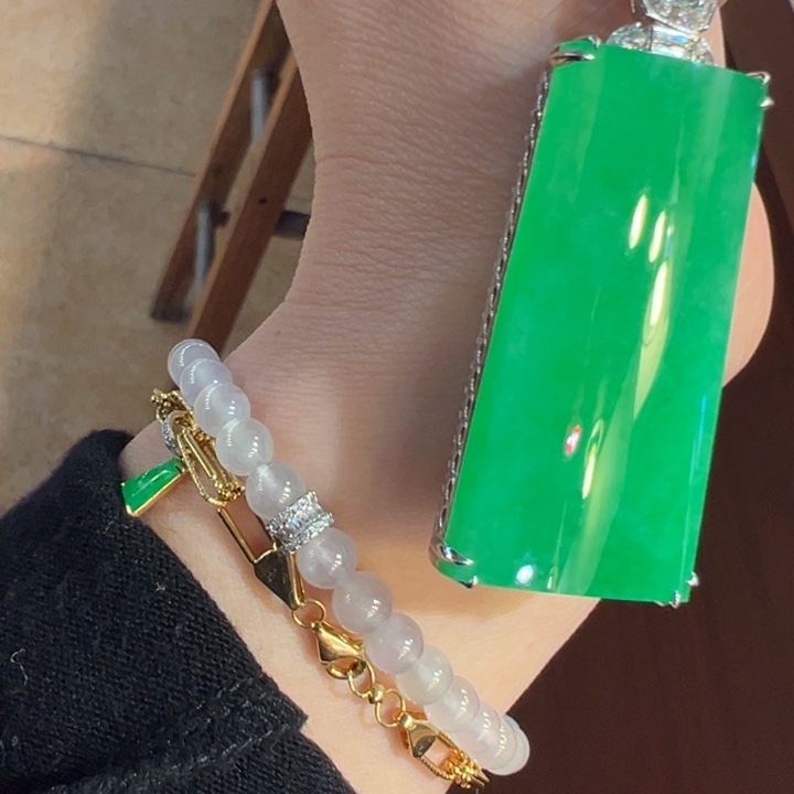 翡翠18K金镶嵌颈饰厚装大卡的无事牌