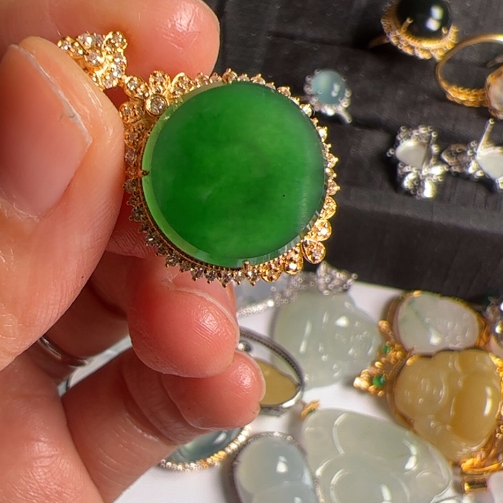 翡翠吊坠(不含链)18K金镶嵌翡翠吊坠项链