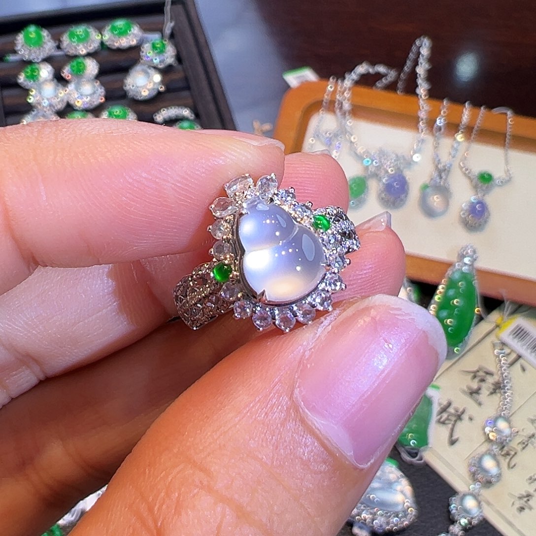 翡翠18K金镶嵌戒指