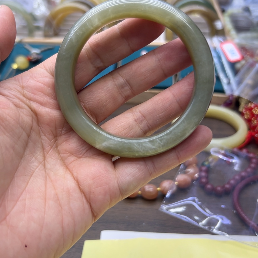 和田玉未镶嵌手镯58.2圈围226瑕