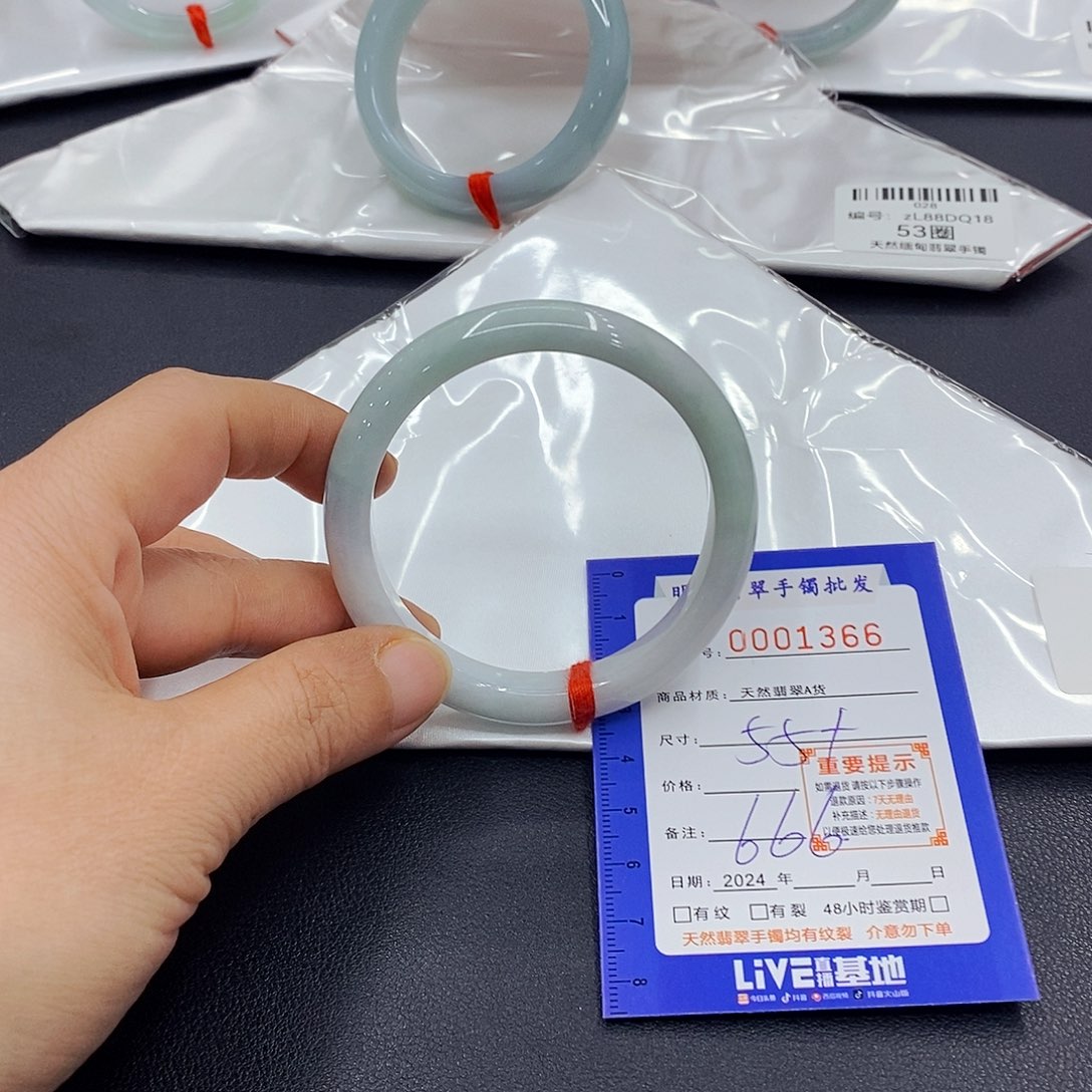 翡翠手镯未镶嵌翡翠手镯