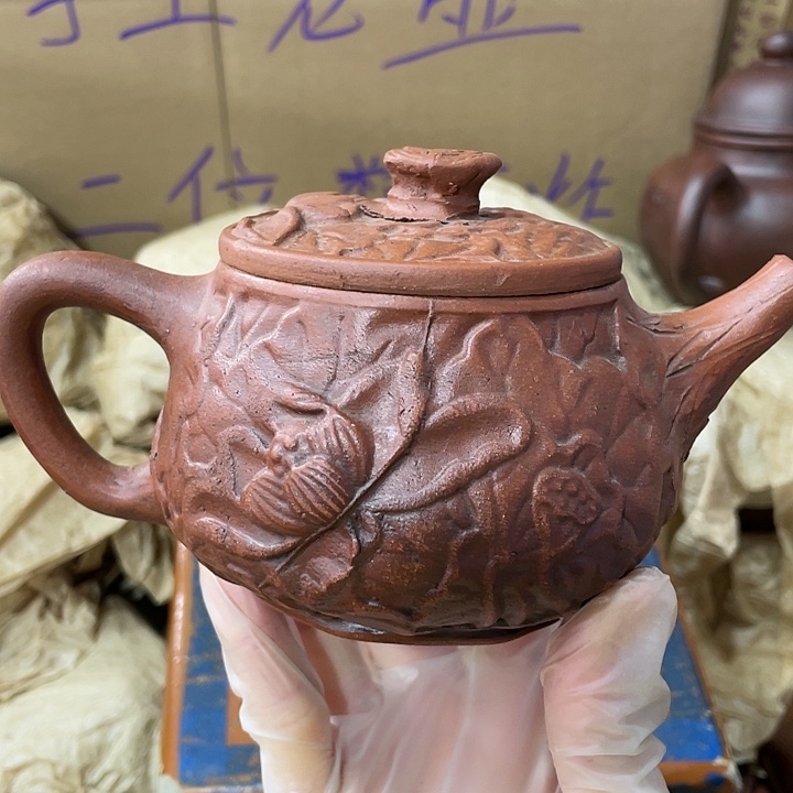 茶壶紫砂原矿泥料，手工制作的一把紫砂壶。