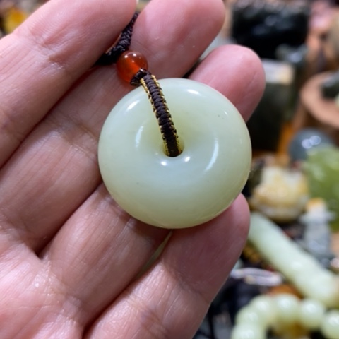 岫岩老玉（透闪石质玉）手把或挂件未镶嵌清**叶