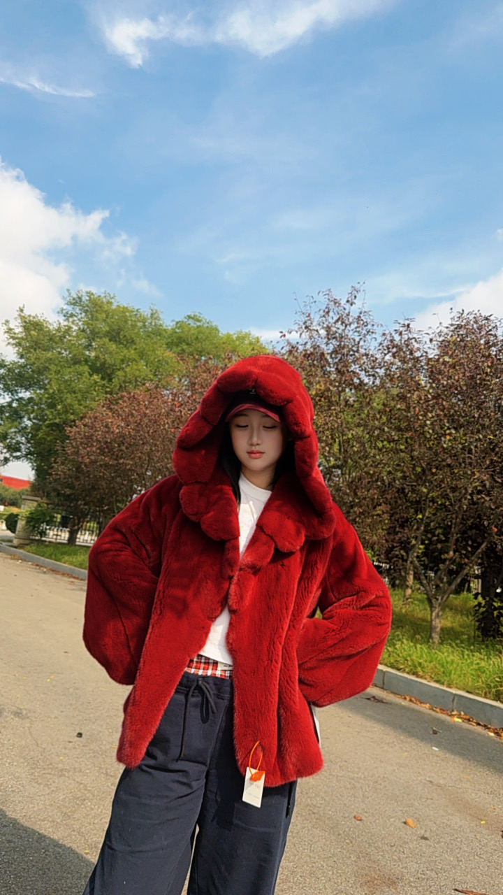 M草莓熊 毛茸茸香甜粉嫩嫩时尚貂皮