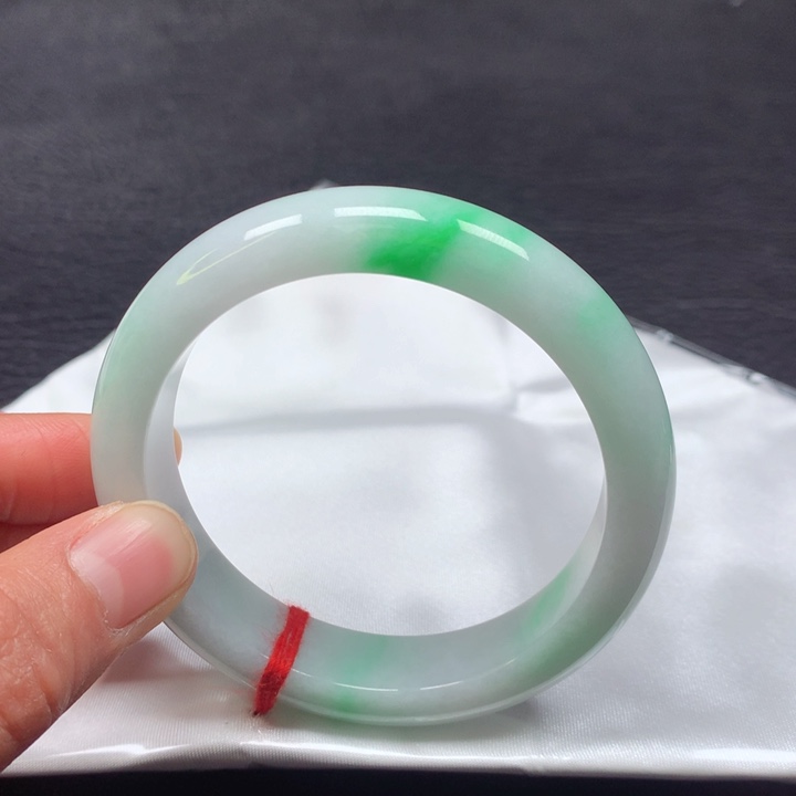 翡翠手镯未镶嵌55圈