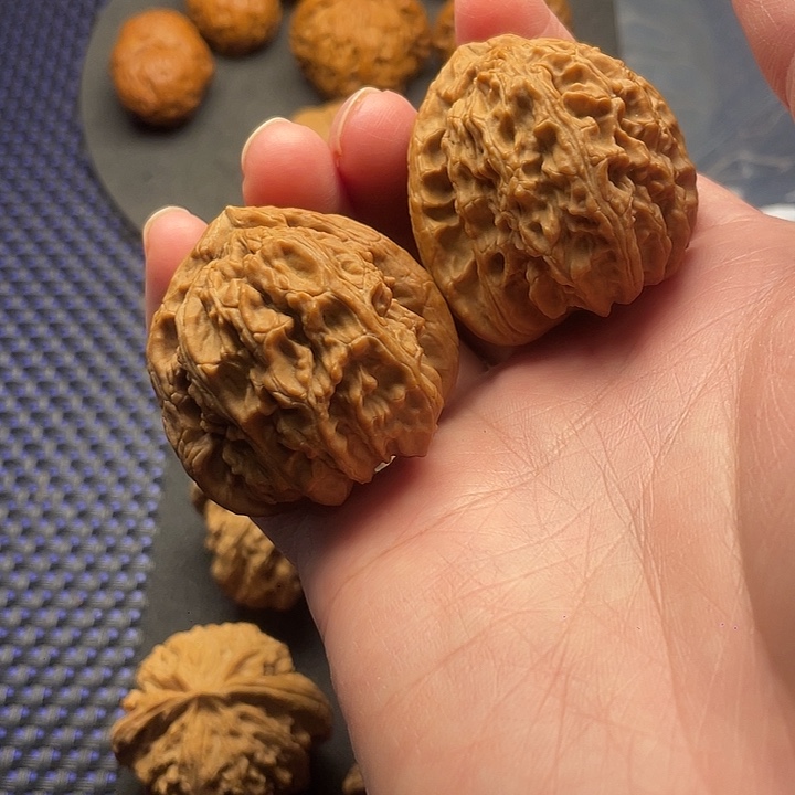 文玩核桃吊坠三角白