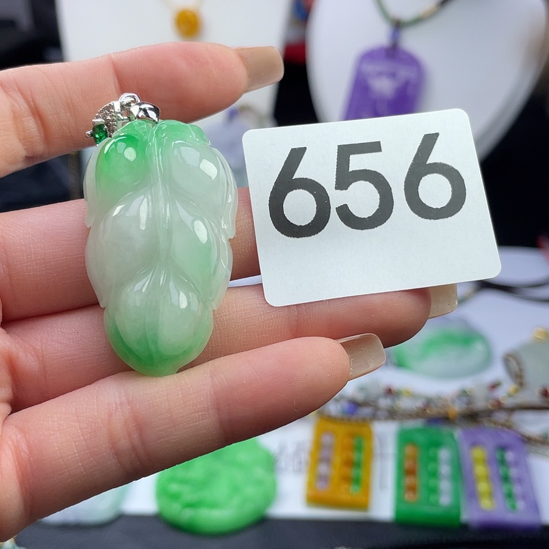 翡翠未镶嵌吊坠(赠链)