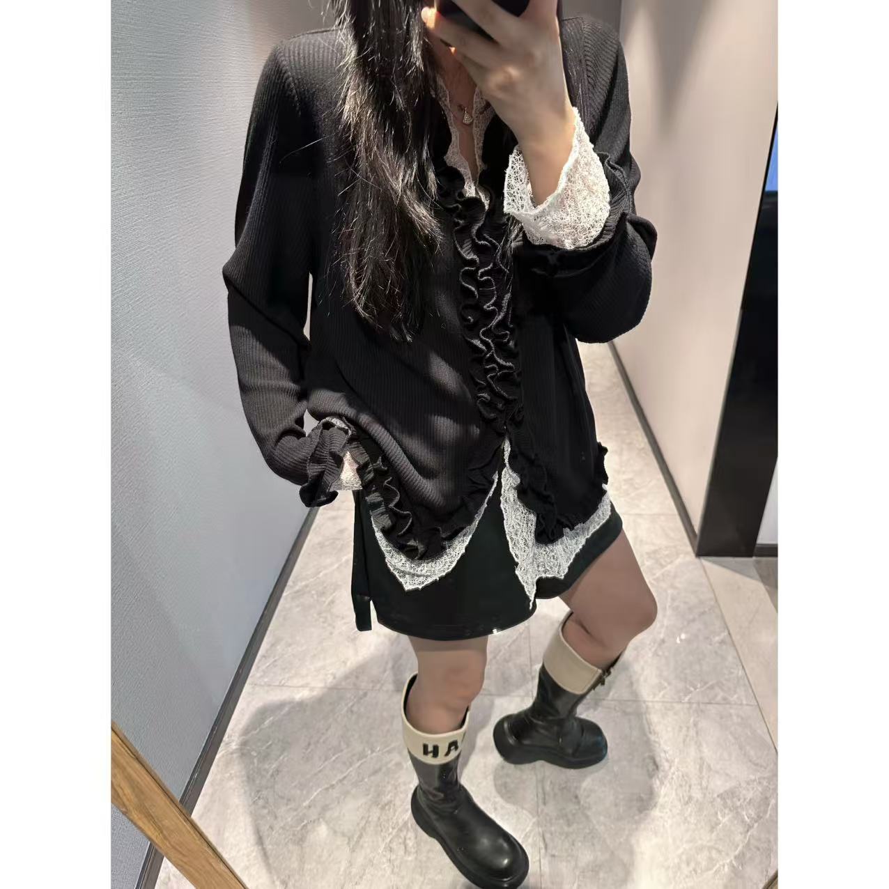 Xiaix【黑白序章】微胖显瘦木耳边拼蕾丝设计针织上衣MS251135