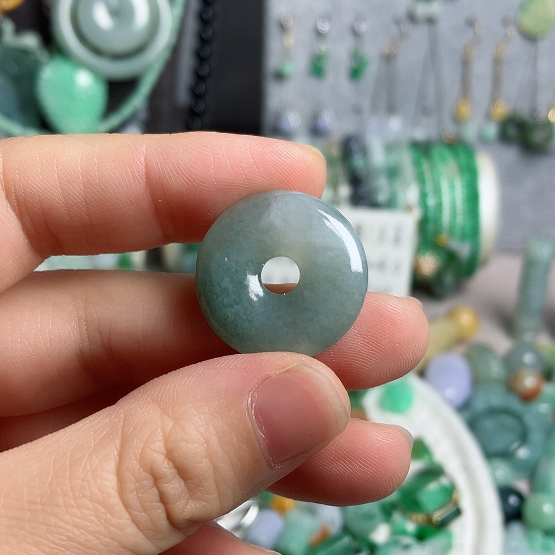 翡翠颈饰未镶嵌平安扣