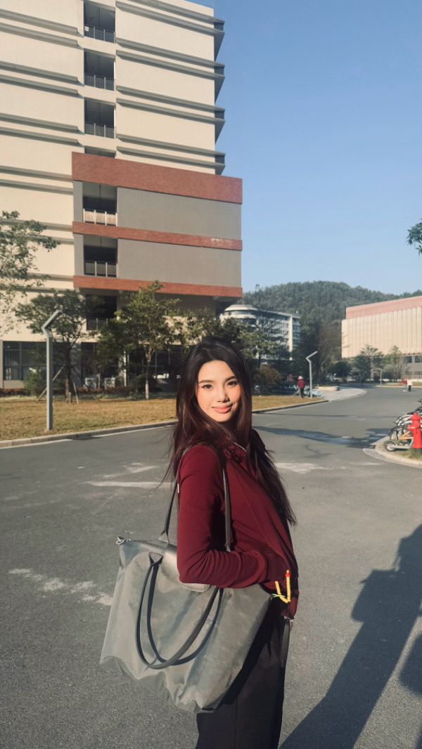 高腰纯色气质牛仔裤