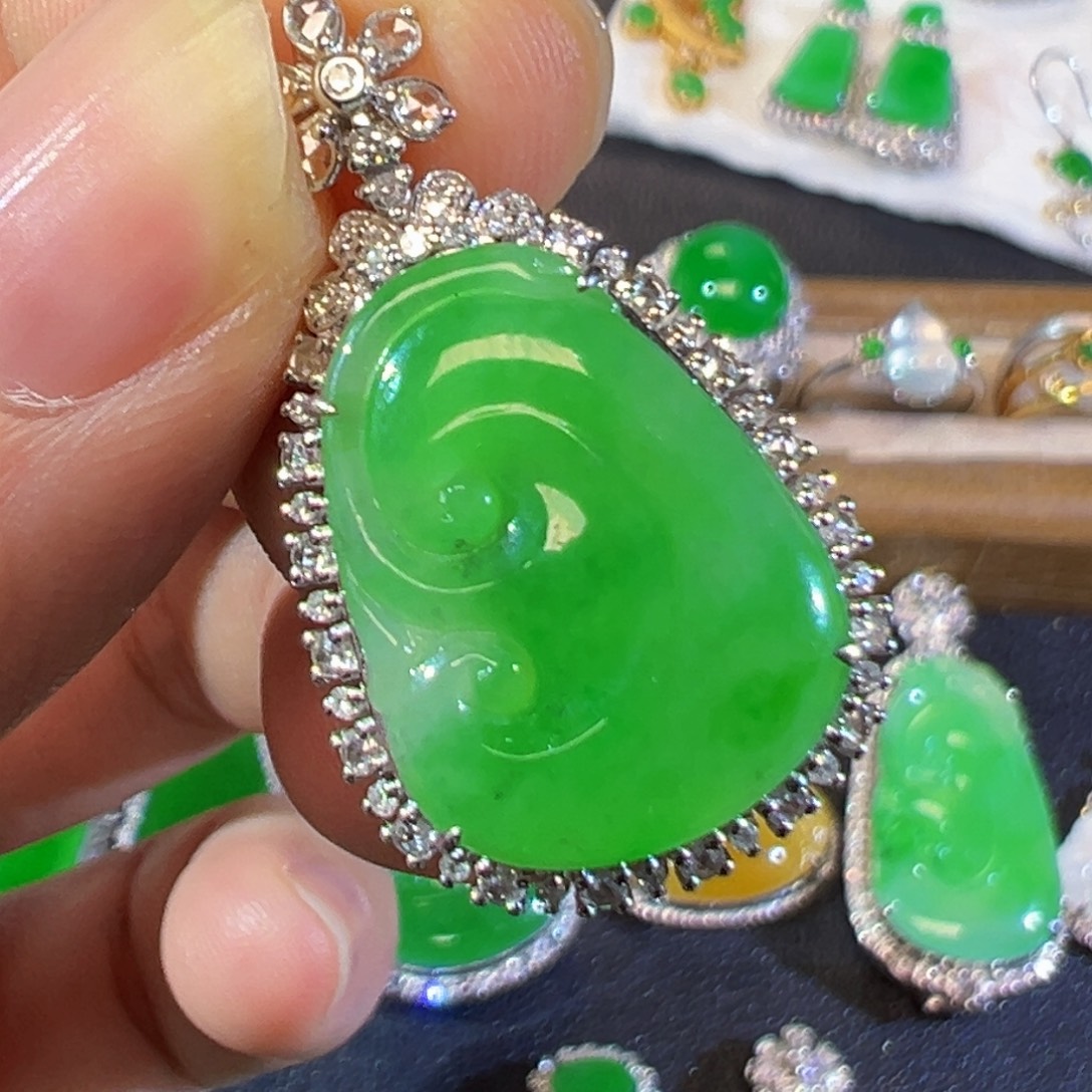 翡翠18K金镶嵌颈饰