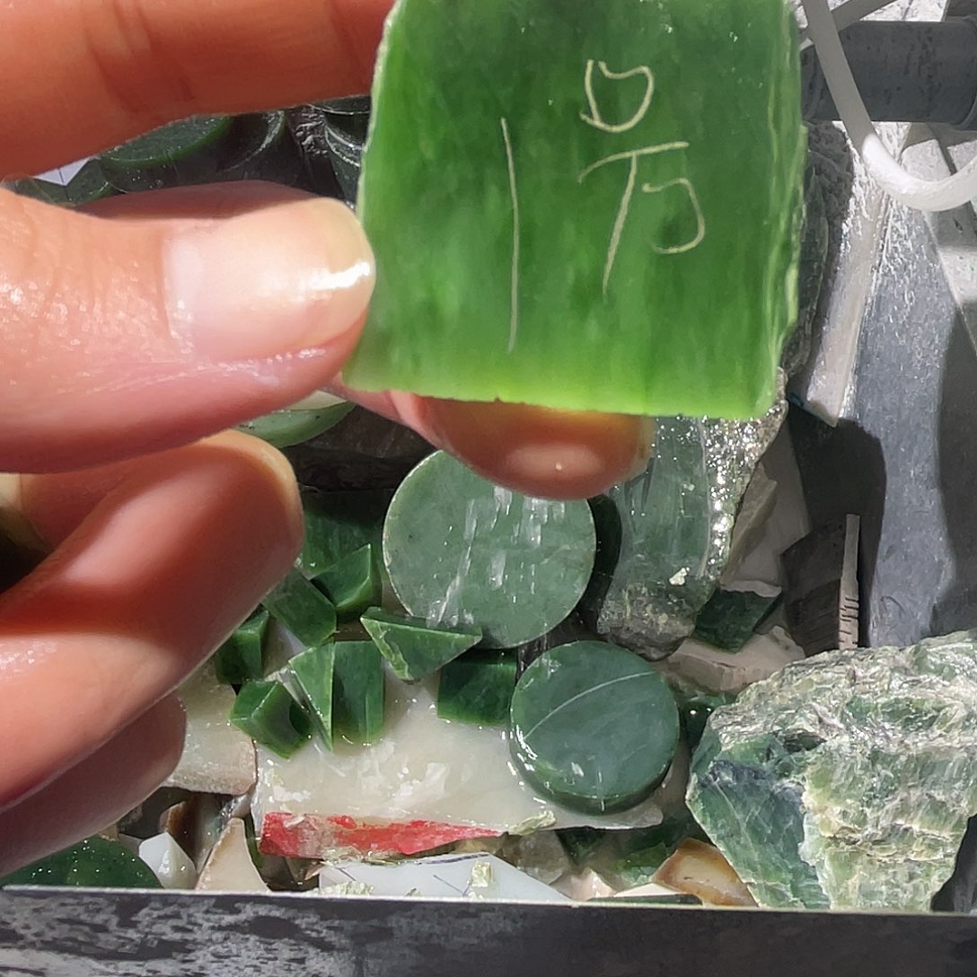 定制和田玉未镶嵌立体雕刻