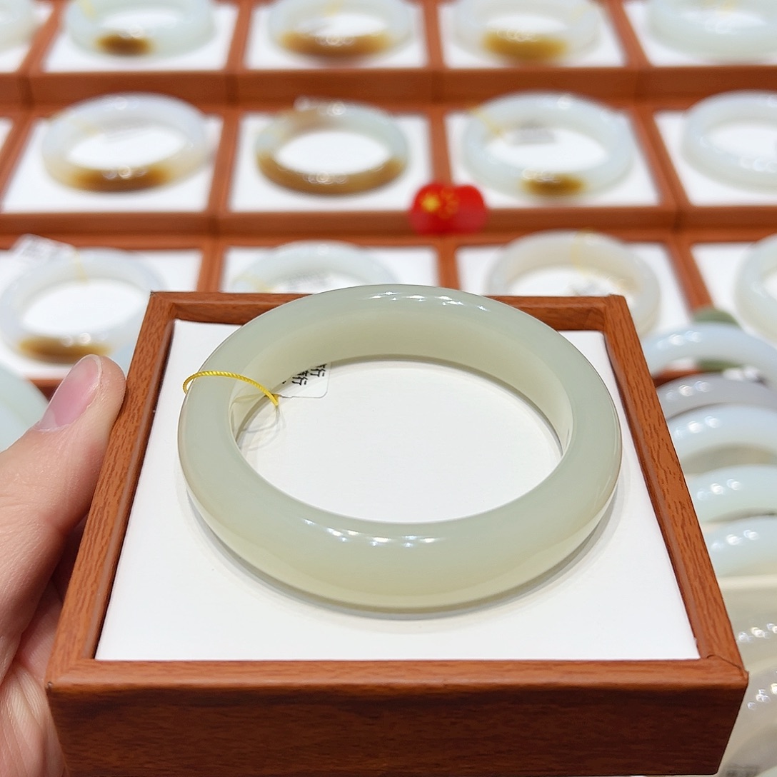 和田玉手镯未镶嵌蜂蜜水