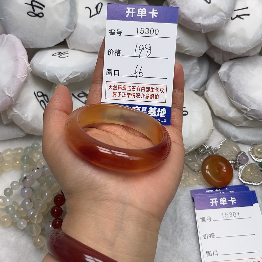 玛瑙/玉髓手镯未镶嵌300