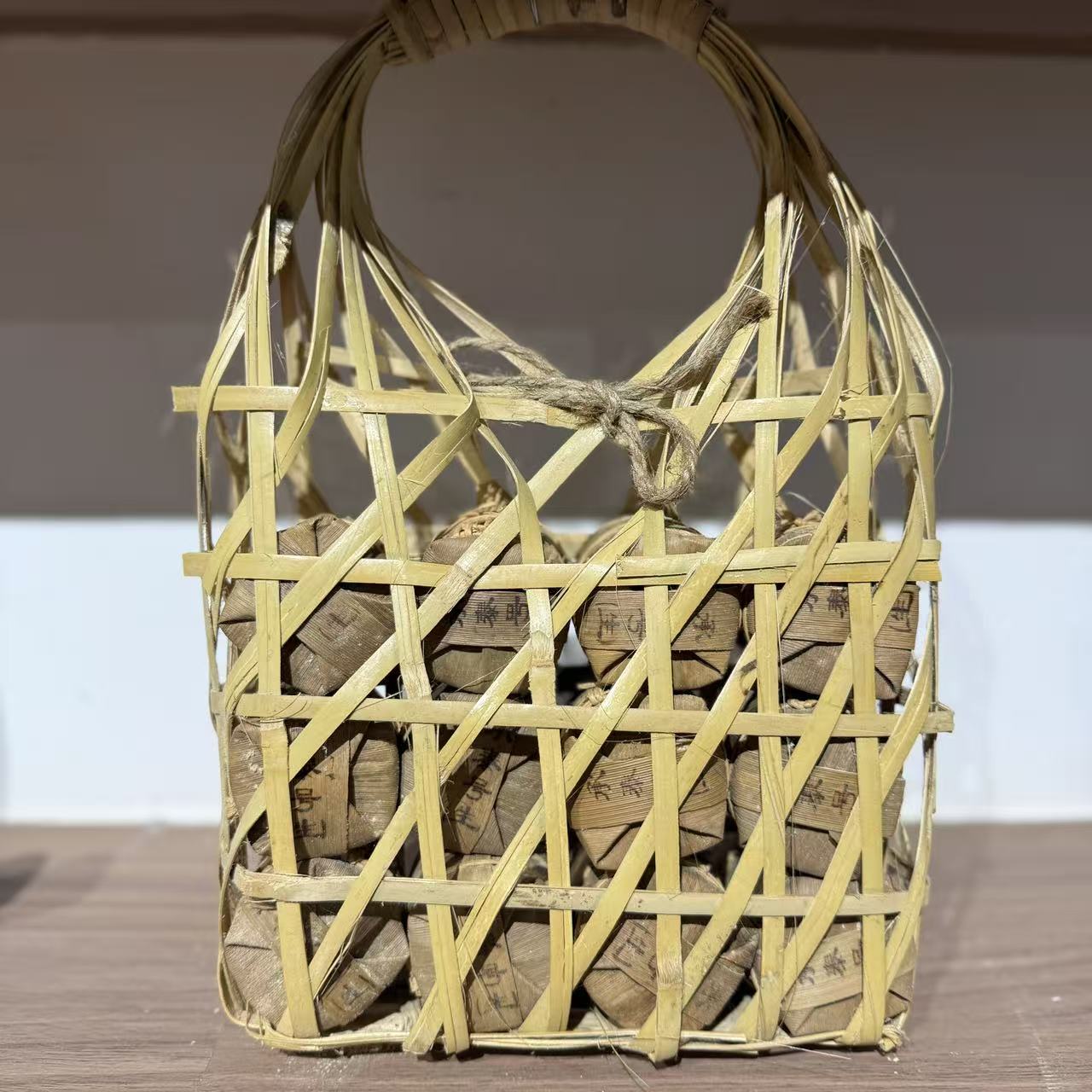 承泰号竹篮茶普洱生茶