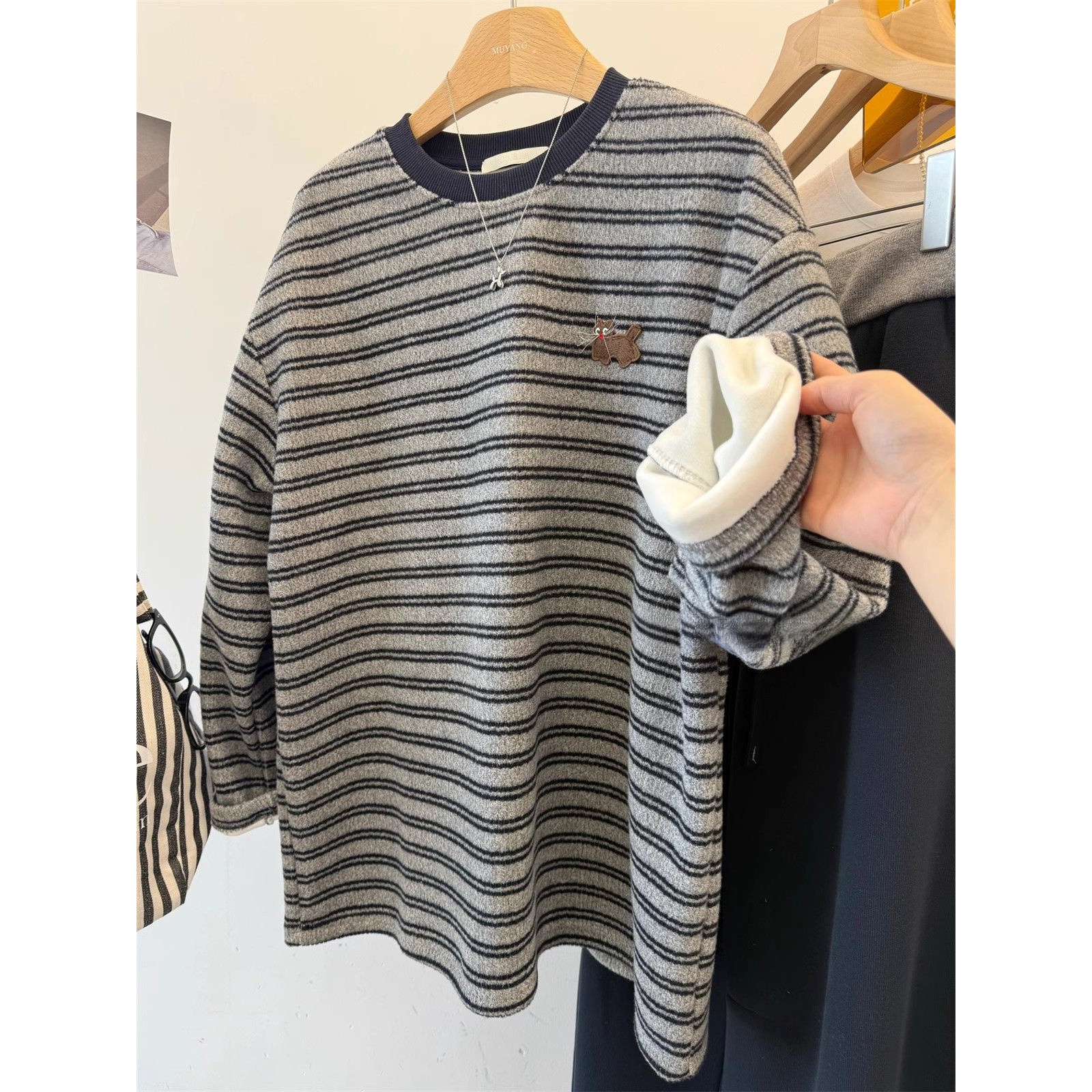 胖妹妹240斤大码加绒加厚条纹无帽卫衣女秋冬季宽松套头上衣外套