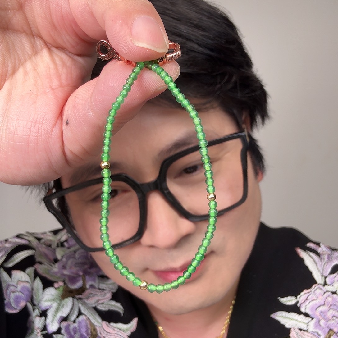 翡翠未镶嵌颈饰一件