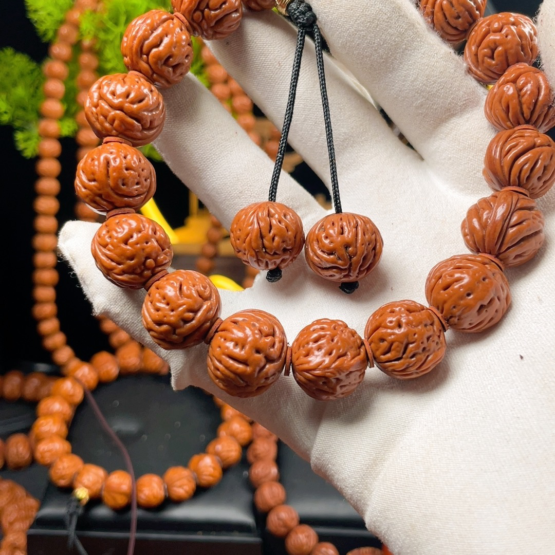 秦岭龙纹桃核，经典祥云，纹路深邃，圆润饱满，品相十足，两个月走色