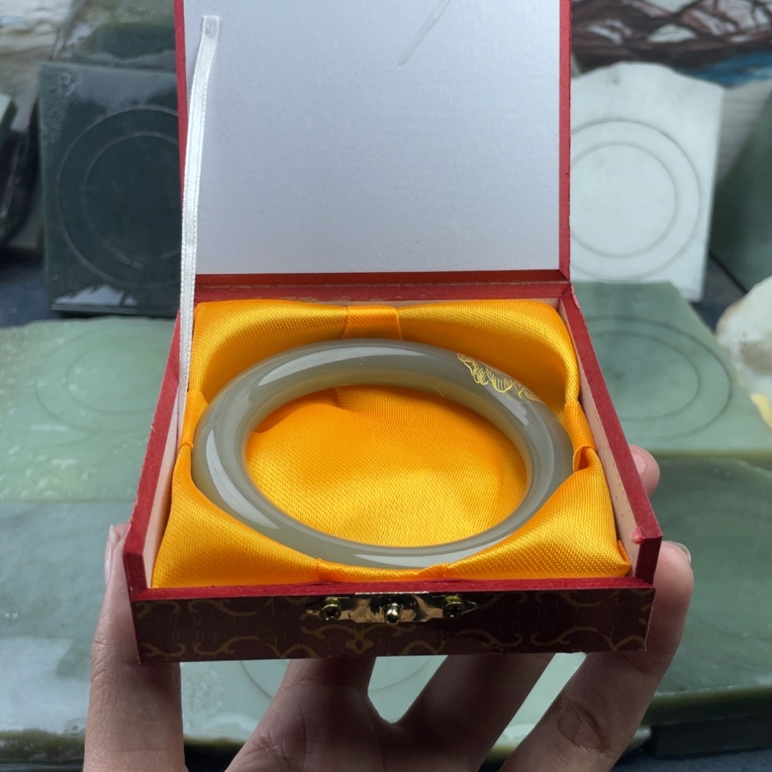 和田玉未镶嵌手镯发货