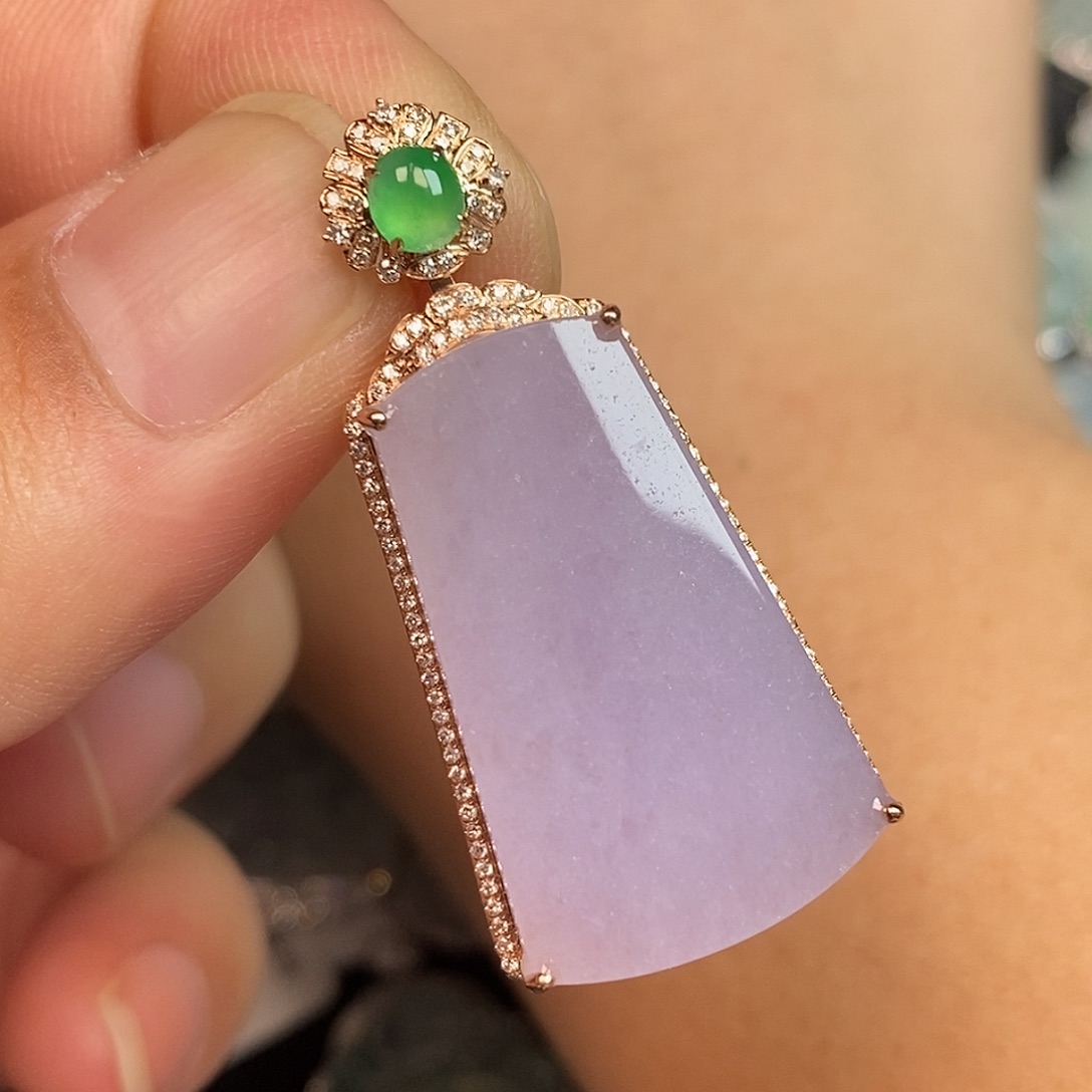 翡翠18K金镶嵌颈饰无事牌