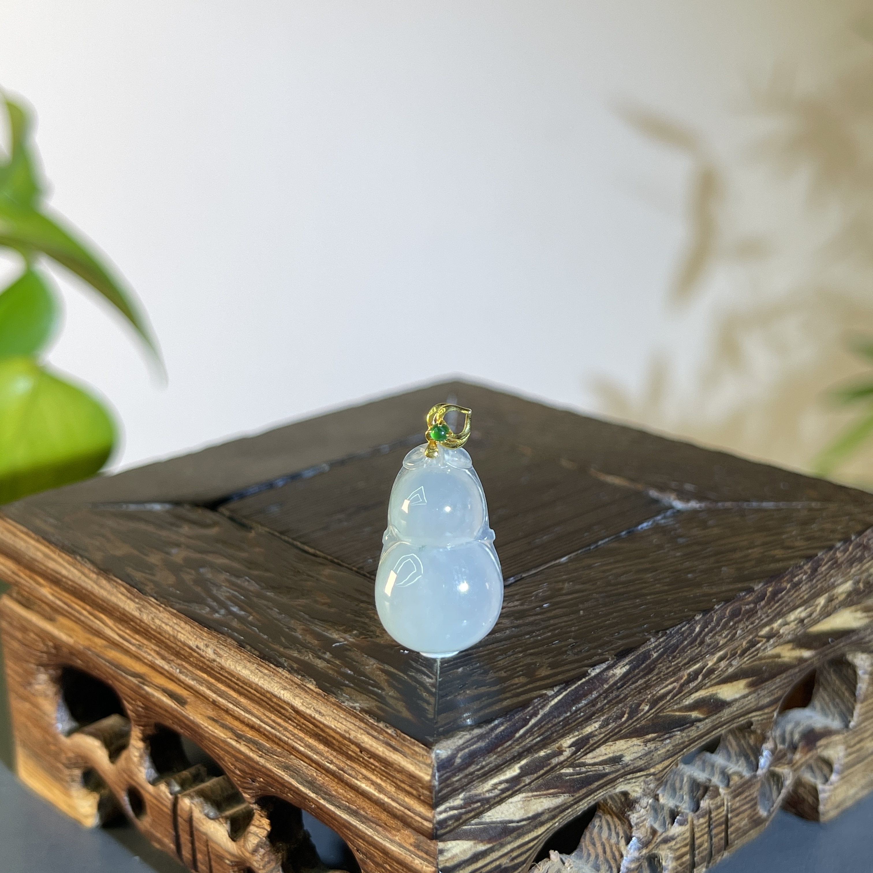 JTW24-015 天然缅甸A货翡翠   18K金扣葫芦