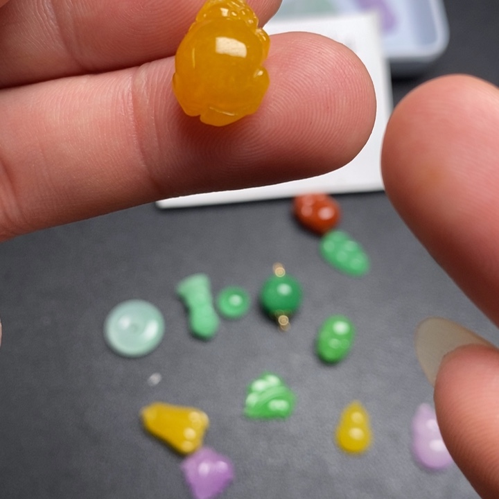艾***仔翡翠未镶嵌颈饰挂件