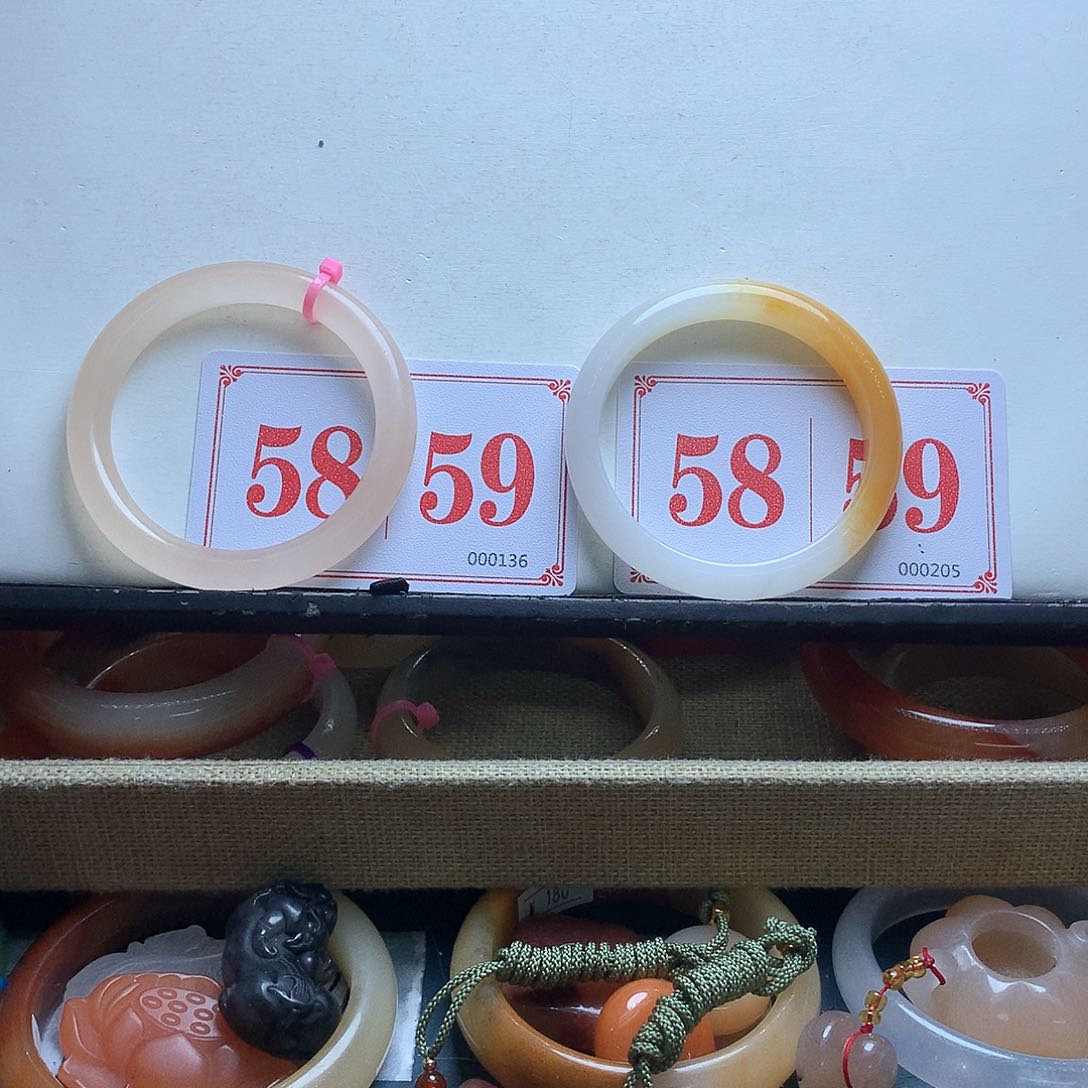 未镶嵌石英质玉（黄龙玉）手镯