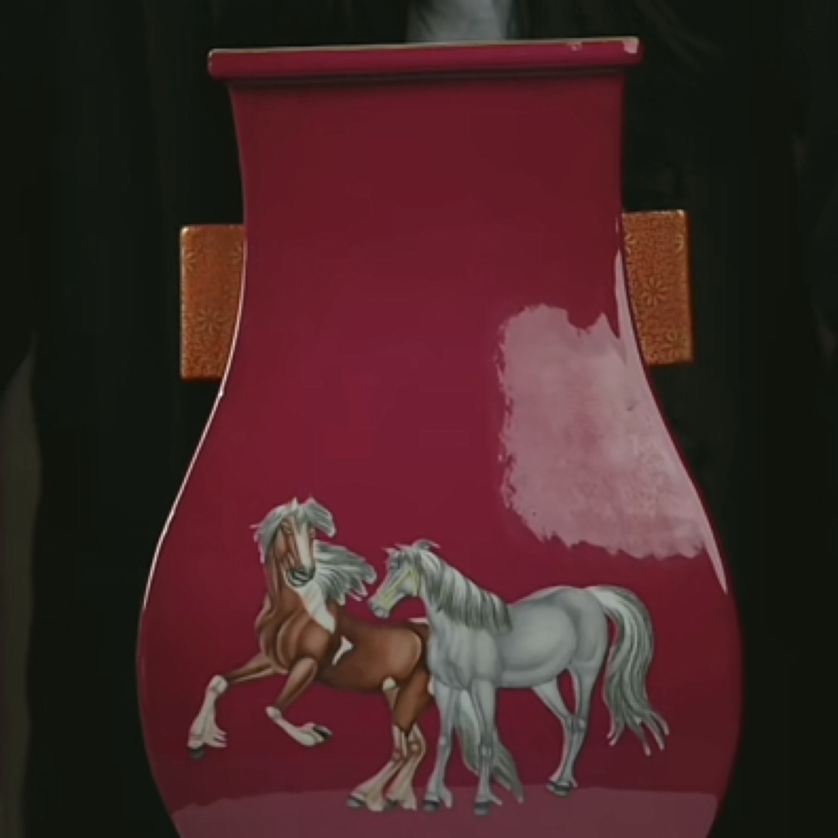 M胭脂红地粉彩骏马图纹贯耳瓶