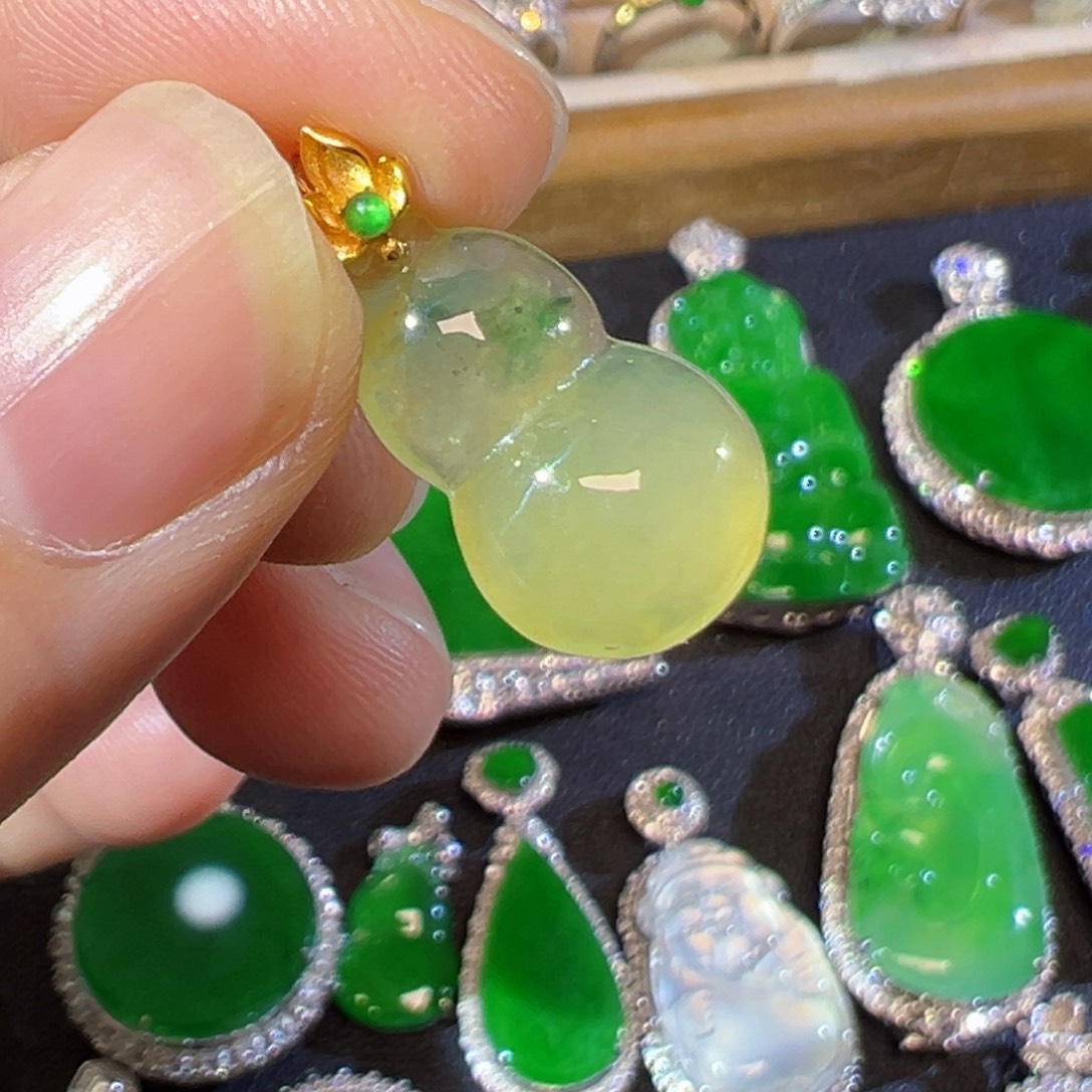 翡翠18K金镶嵌颈饰