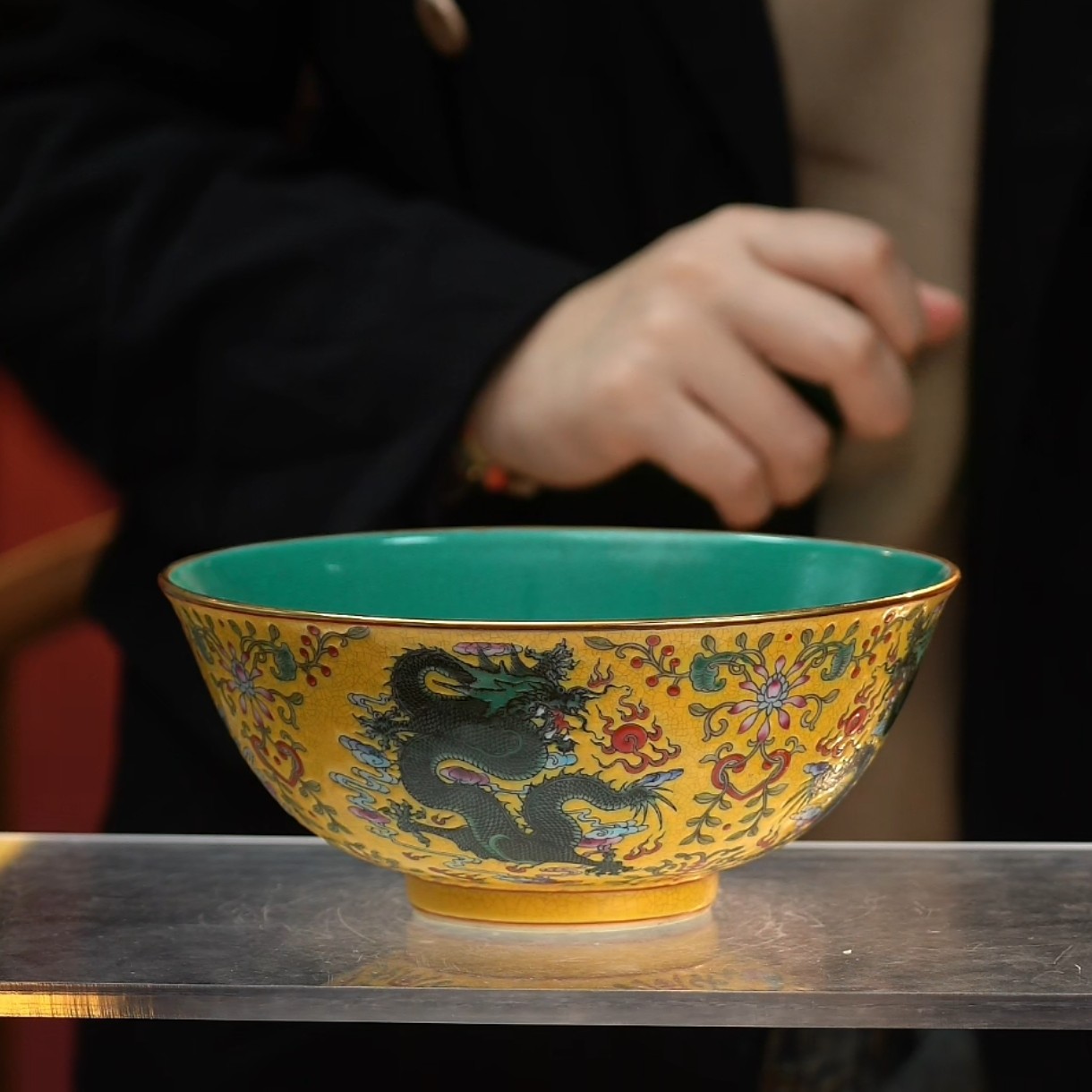 内松石绿釉外黄地粉彩团龙纹碗