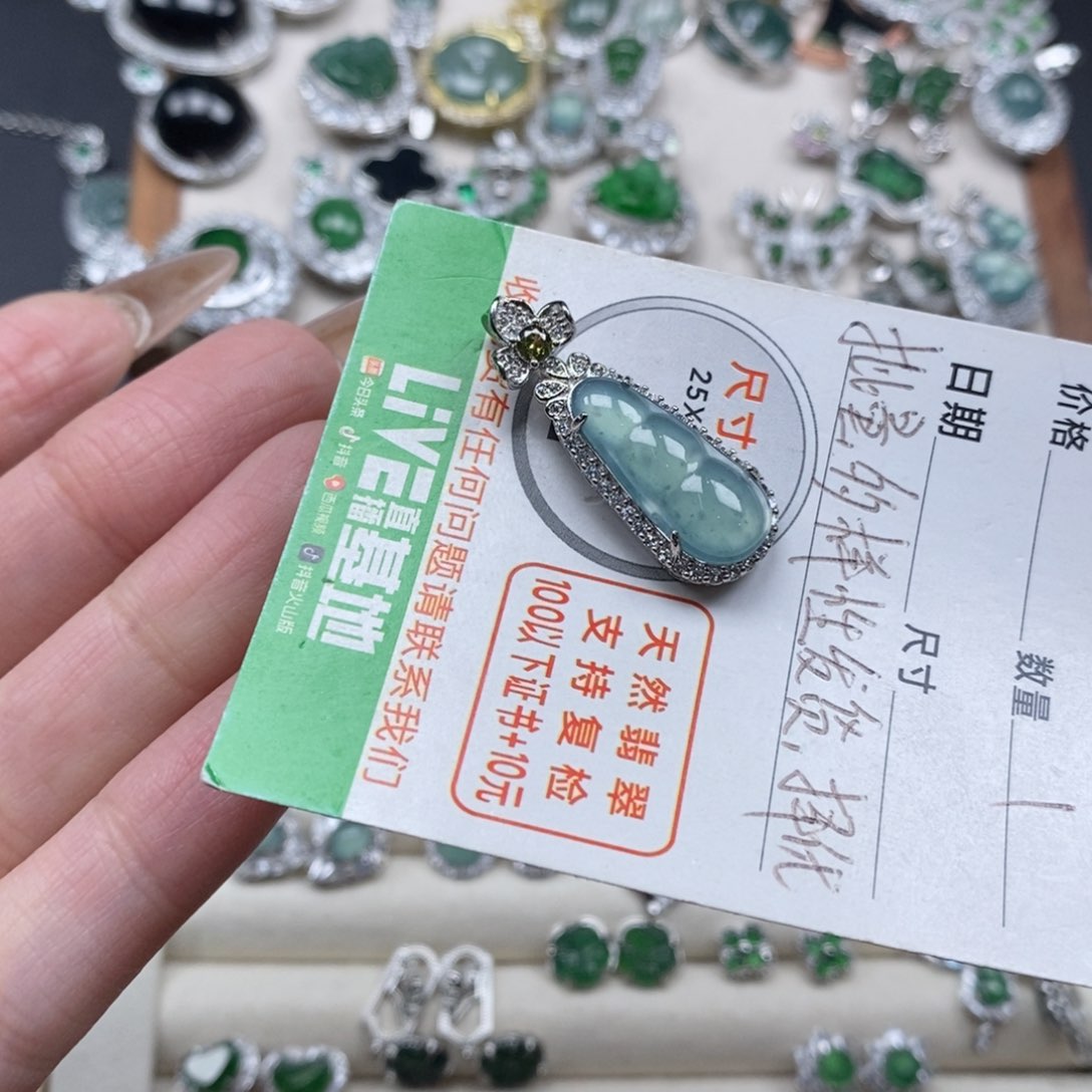 翡翠颈饰未镶嵌翡翠