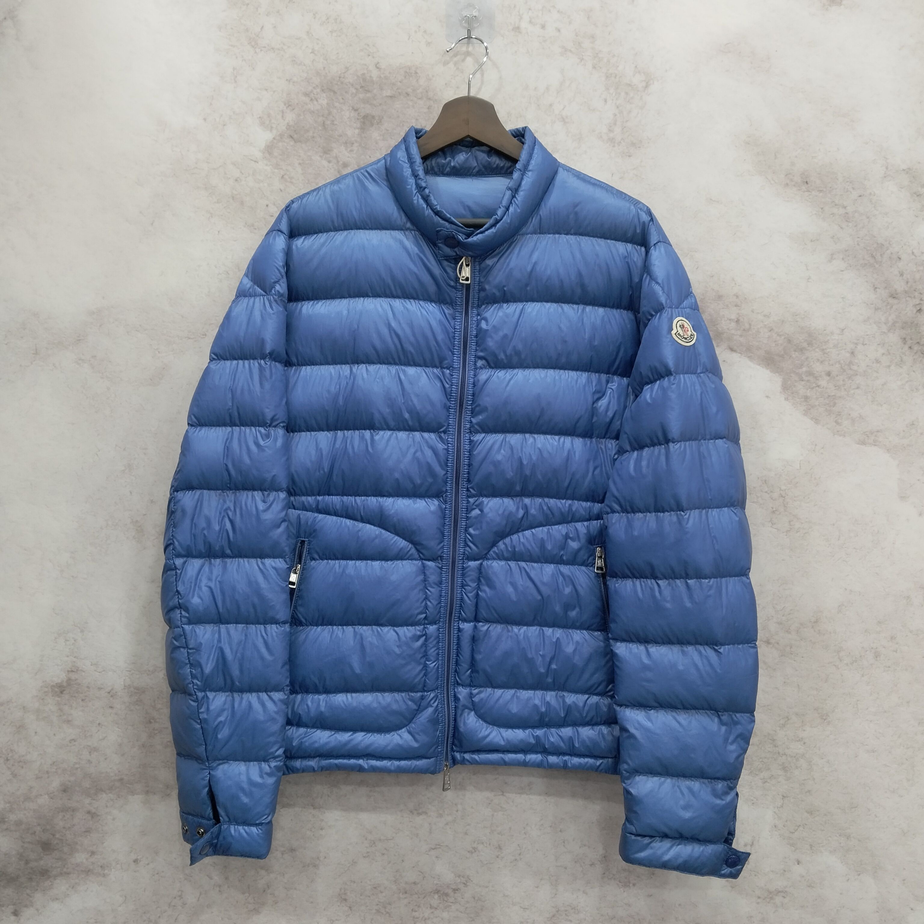 90新 MONCLER 蓝色轻薄款羽绒服  4码（袖口有小洞）/2411