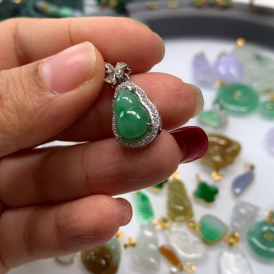 翡翠颈饰未镶嵌翡翠