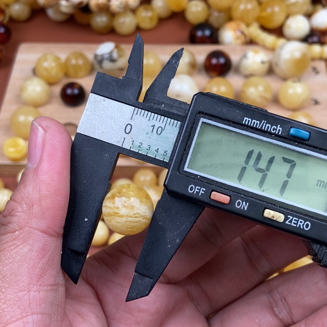 蜜蜡裸石未镶嵌大瑕疵