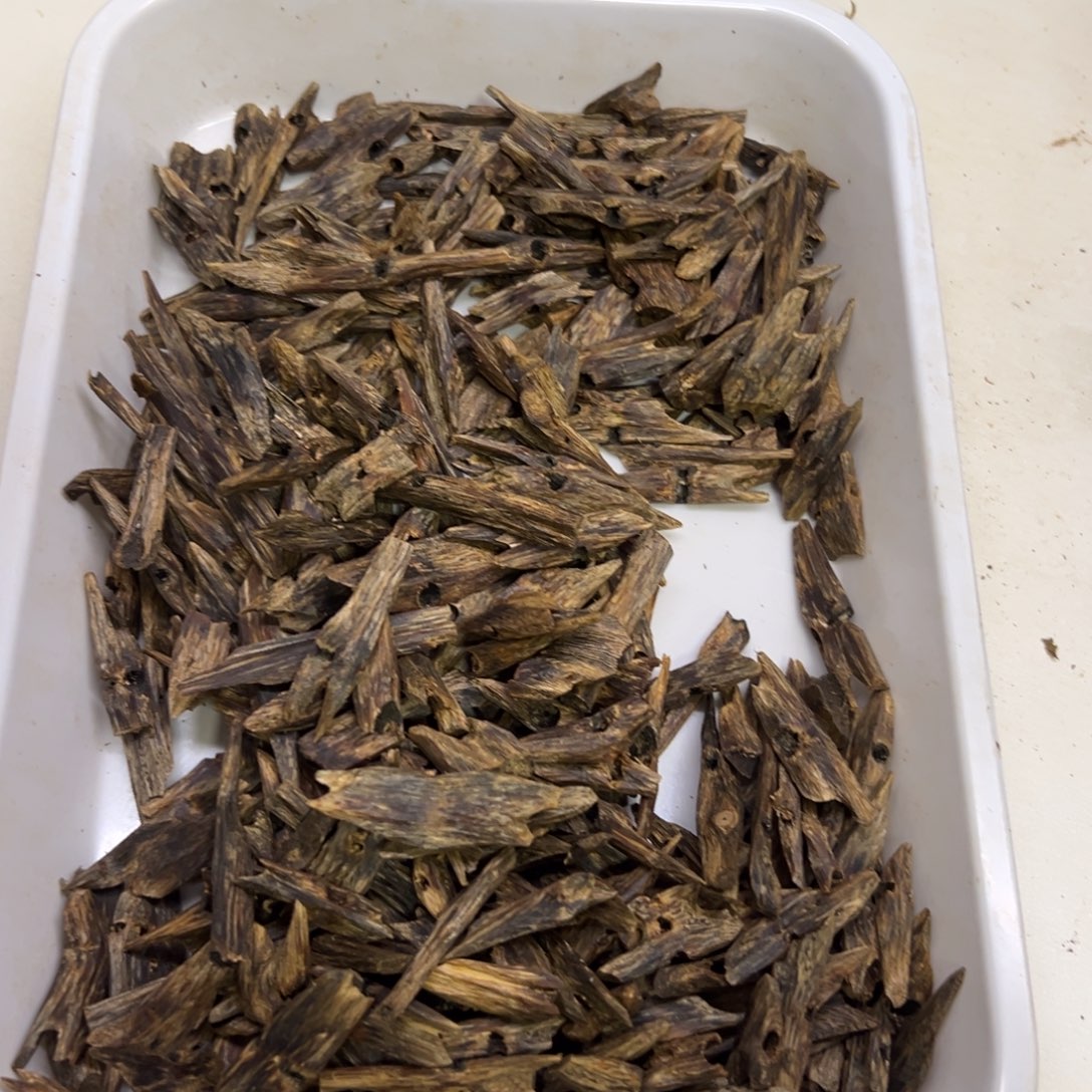 虎***虎沉香沉香碎屑紫罗兰高油块料100克