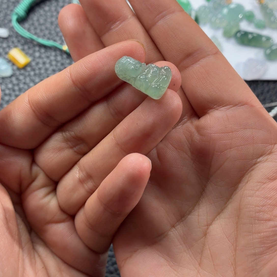 翡翠未镶嵌颈饰宝宝佛