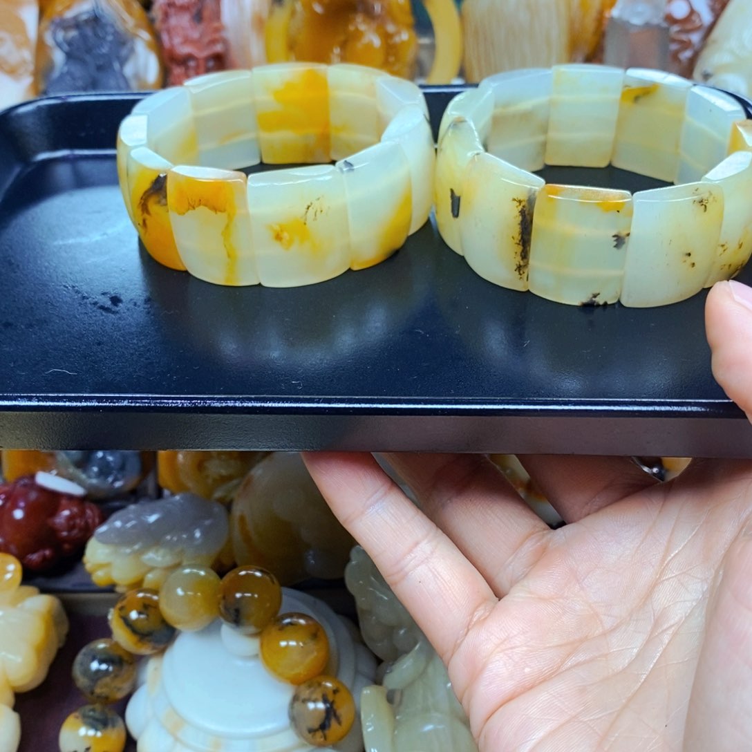 石英质玉（黄龙玉）颈饰未镶嵌