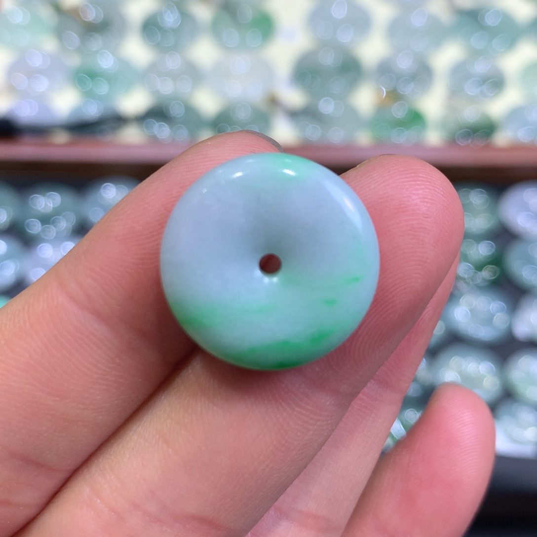 翡翠颈饰未镶嵌平安扣